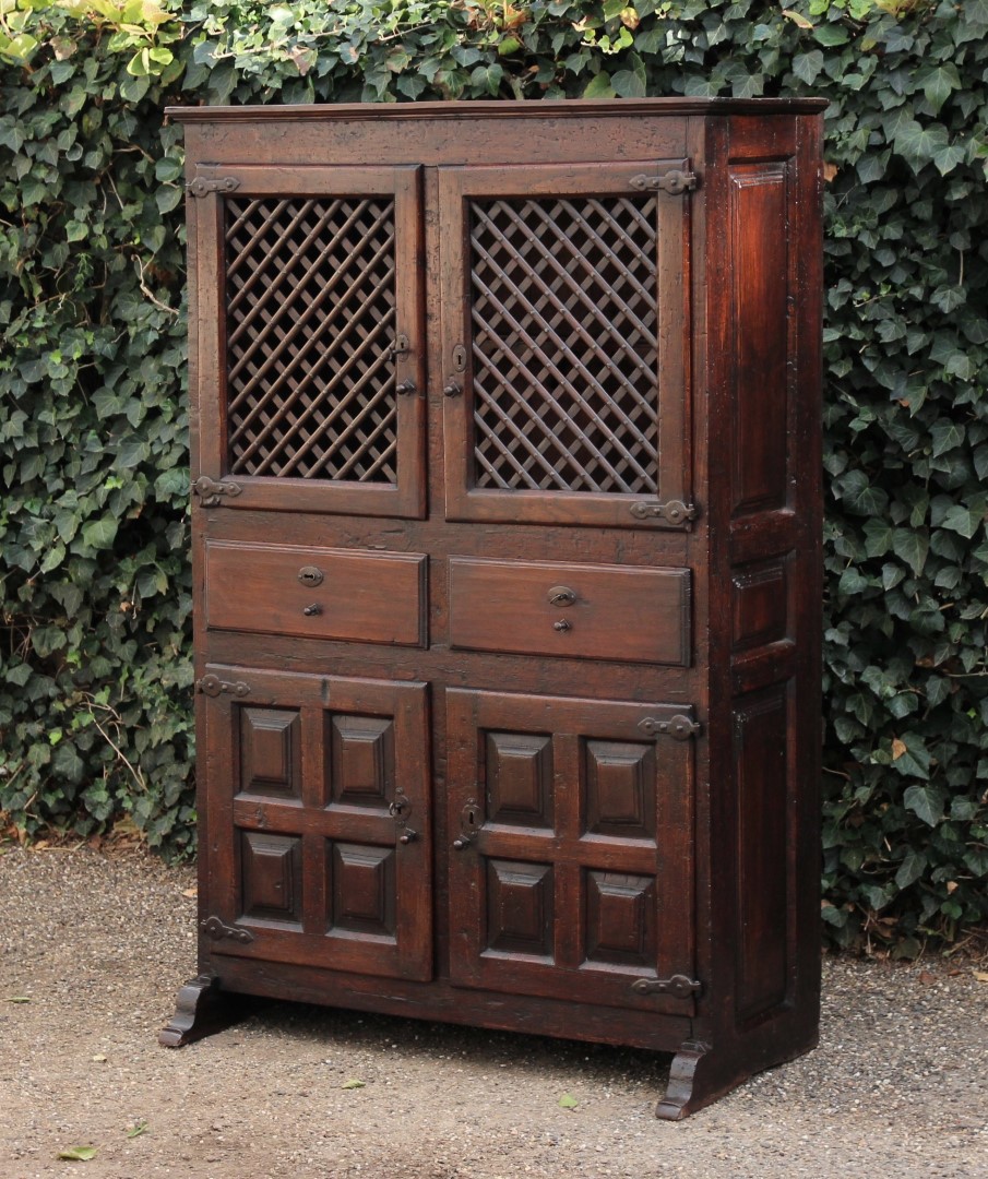 antiker-spanischer-schrank